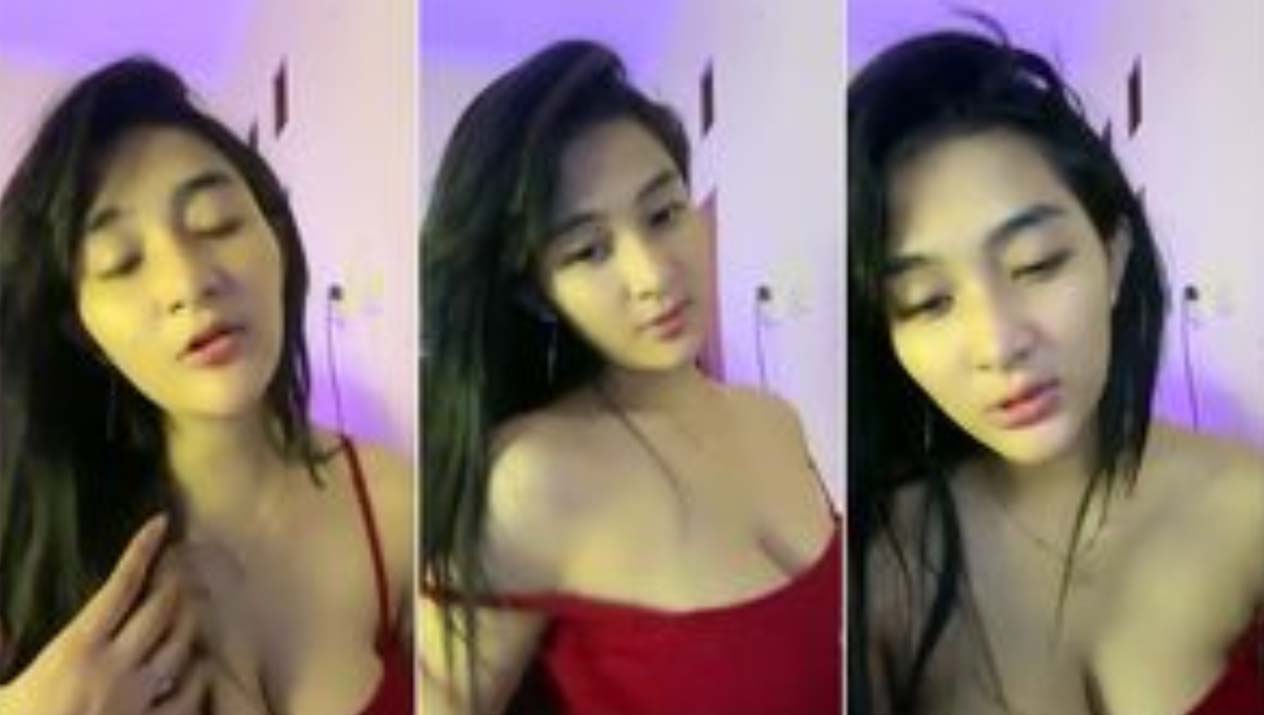 Bokep Live – Miss Violine Remas Belahan Dada Basah