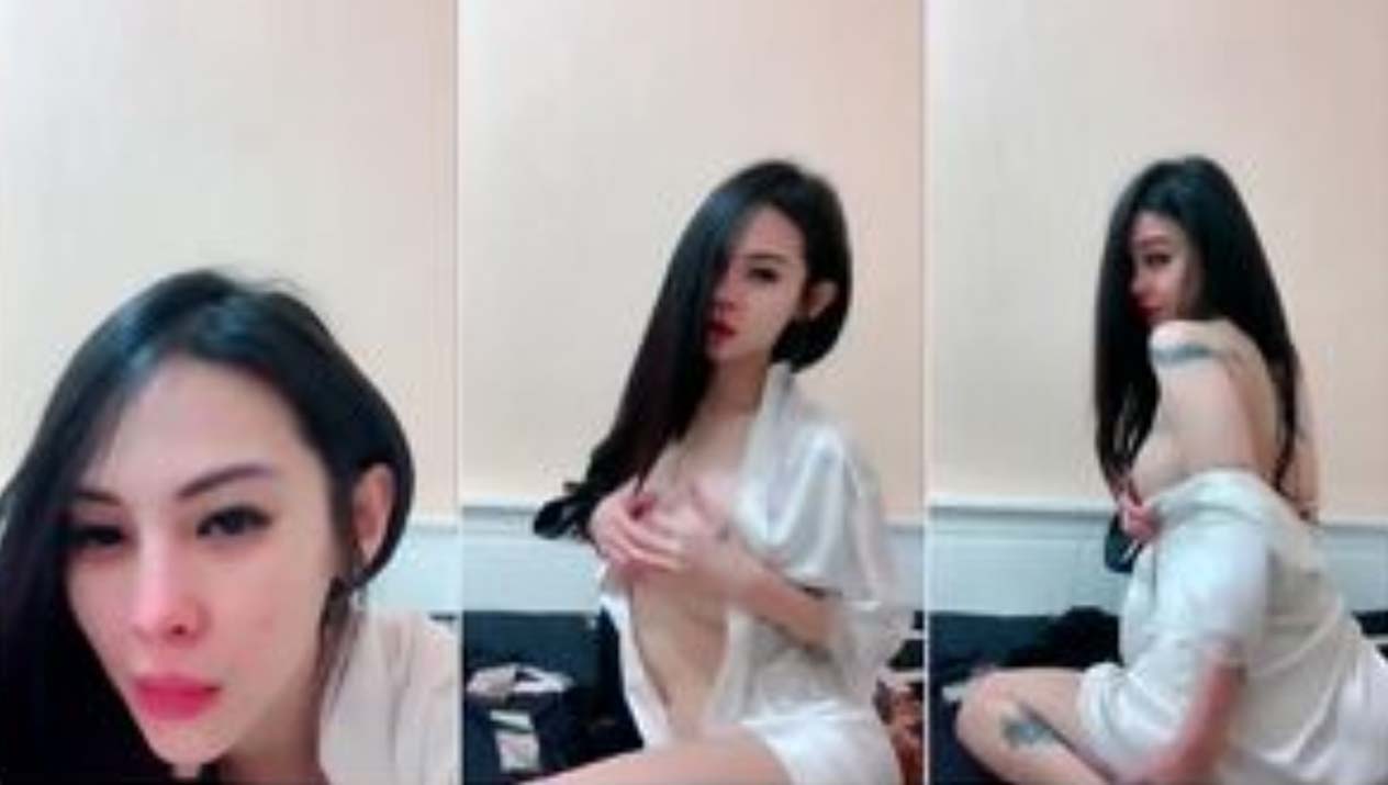 Bokep Live – Miss Amore Lepas Handuk Telanjang Dada Hot